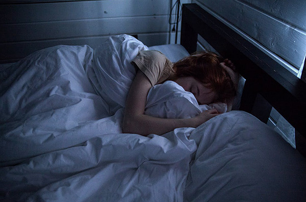 Pendant le sommeil, une personne inhale longtemps les allergènes d'acariens et entre en contact avec eux par la peau, ce qui conduit souvent au développement d'une allergie. Pendant le sommeil, une personne inhale longtemps les allergènes d'acariens et entre en contact avec eux par la peau, ce qui conduit souvent au développement d'une allergie.
