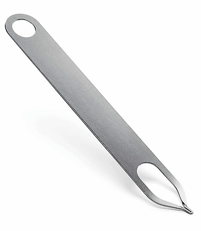Pince à tiques métallique avec une pince légèrement incurvée. Pince à tiques métallique avec une pince légèrement incurvée.