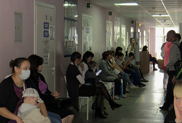File d'attente dans une polyclinique municipale ordinaire. File d'attente dans une polyclinique municipale ordinaire.