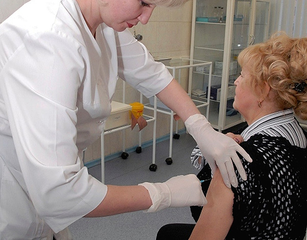 Un adulte devra recevoir plusieurs injections d'immunoglobuline dans différentes parties du corps. Un adulte devra recevoir plusieurs injections d'immunoglobuline dans différentes parties du corps.