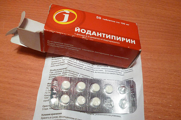 L'Iodantipirine est parfois utilisée comme substitut de l'immunoglobuline contre l'encéphalite à tiques, bien que certains spécialistes estiment le médicament inefficace. L'Iodantipirine est parfois utilisée comme substitut de l'immunoglobuline contre l'encéphalite à tiques, bien que certains spécialistes estiment le médicament inefficace.