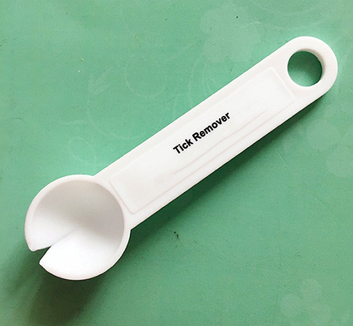 Cuillère spéciale pour retirer les tiques. Cuillère spéciale pour retirer les tiques.