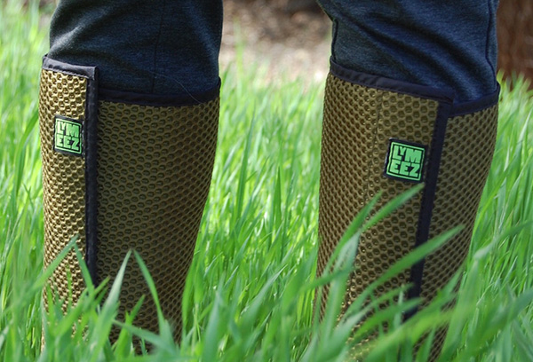 Protections pour les jambes avec des alvéoles servant de pièges pour les suceurs de sang. Protections pour les jambes avec des alvéoles servant de pièges pour les suceurs de sang.