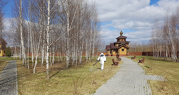 Traitement contre les tiques du terrain d'un temple. Traitement contre les tiques du terrain d'un temple.