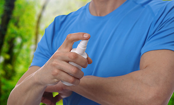La plupart des produits permettent non seulement de se protéger contre les attaques de tiques, mais aussi de prévenir les piqûres de moustiques.
