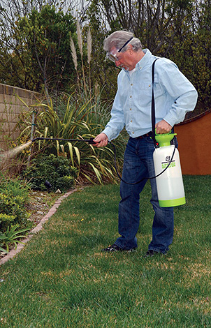 Pour éliminer les tiques, il suffit généralement de traiter l'herbe et les objets jusqu'à une hauteur de 50 cm par rapport au niveau du sol.